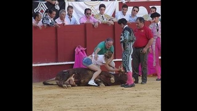 YouTube: Mujer salta al ruedo para abrazar a un toro antes de su muerte [VIDEO]