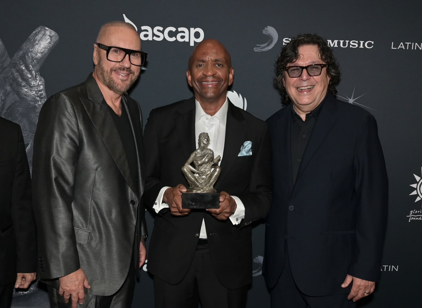 Sergio George junto a Desmond Child y Rudy Perez, reconocidos compositores y productores musicales que fundaron en 2012 el Salón de la Fama de los Compositores Latinos. FOTO: Difusión.
