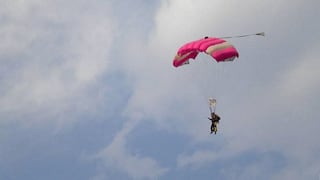 Jovencita se lanza en paracaídas el día de su cumpleaños, este falla y muere 
