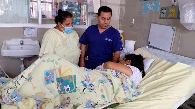 ¡Héroes! Médicos salvan vida de niña con tumor gigante que llegaba hasta los pulmones