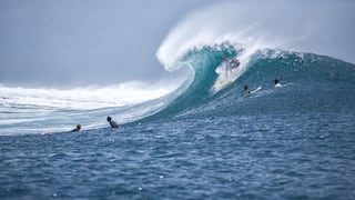 Surfistas se llevaron el susto de sus vidas al colisionar en una ola gigante