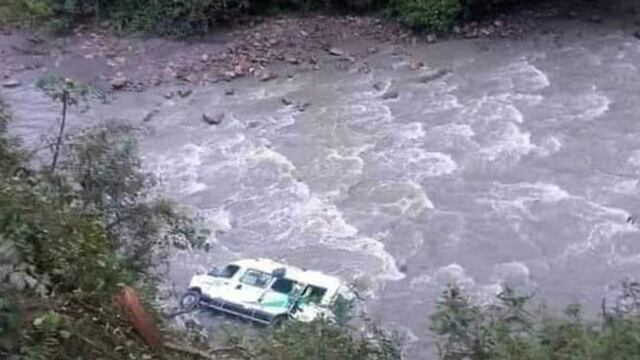 Dos menores desaparecen al caer miniván a profundo abismo hacia río Tambopata