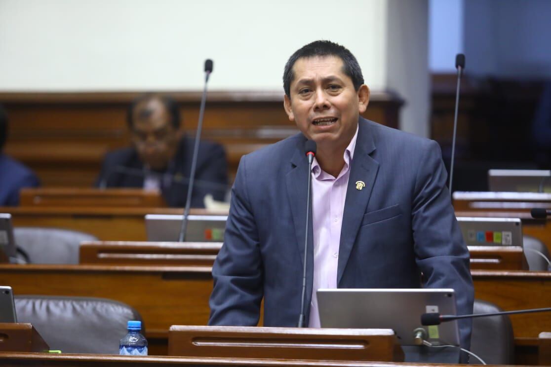 Congresista Paul Gutiérrez interviene en la sesión del Pleno. Foto: congreso