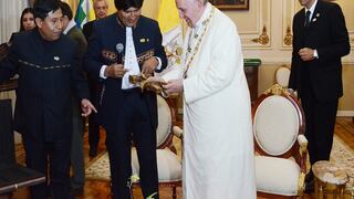 Papa Francisco en Bolivia: Evo Morales le obsequió Cristo crucificado sobre la hoz y el martillo [VIDEO]