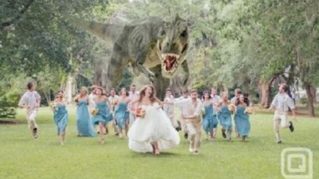 Gigantesco dinosaurio aparece en foto de recién casados