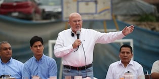 Candidato Carlos Bruce critica a Roberto Burneo. (Foto: GEC)
