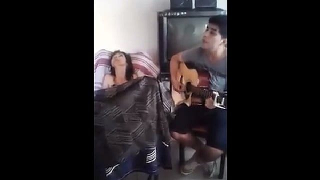 Facebook: conmovedeor video muestra a hijo cantándole así a su mamita enferma