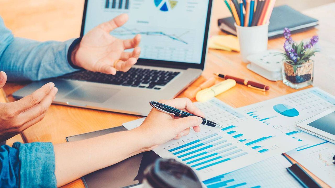 Entre los objetivos financieros más comunes se encuentran el crear un fondo de emergencias, iniciar un emprendimiento, lograr pagar algún beneficio educativo, educarse financieramente y tener gastos organizados bajo un presupuesto.