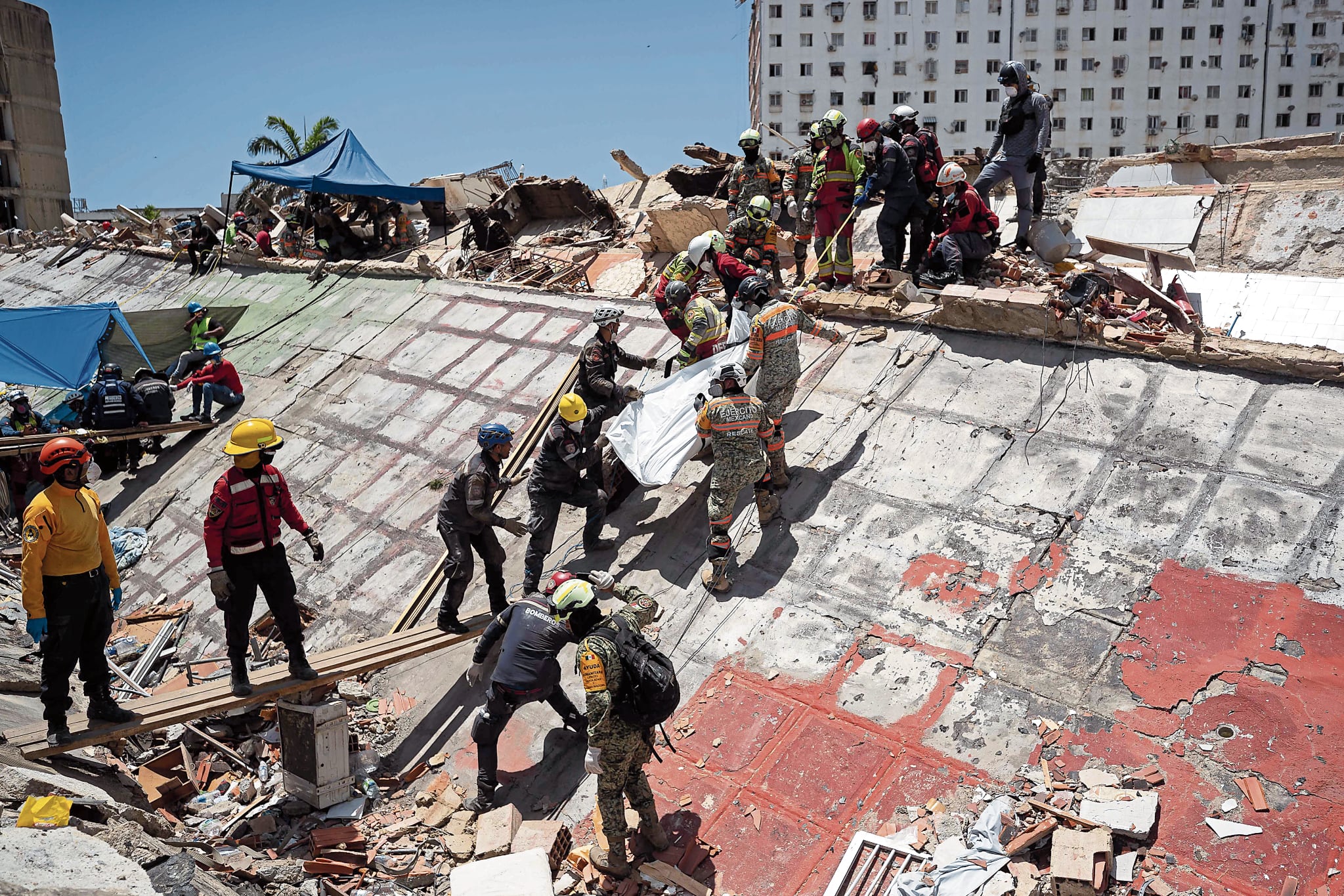 La búsqueda de sobrevivientes es una tarea complicada por los derrumbes y el paso del tiempo. EFE/ Ronald Peña R