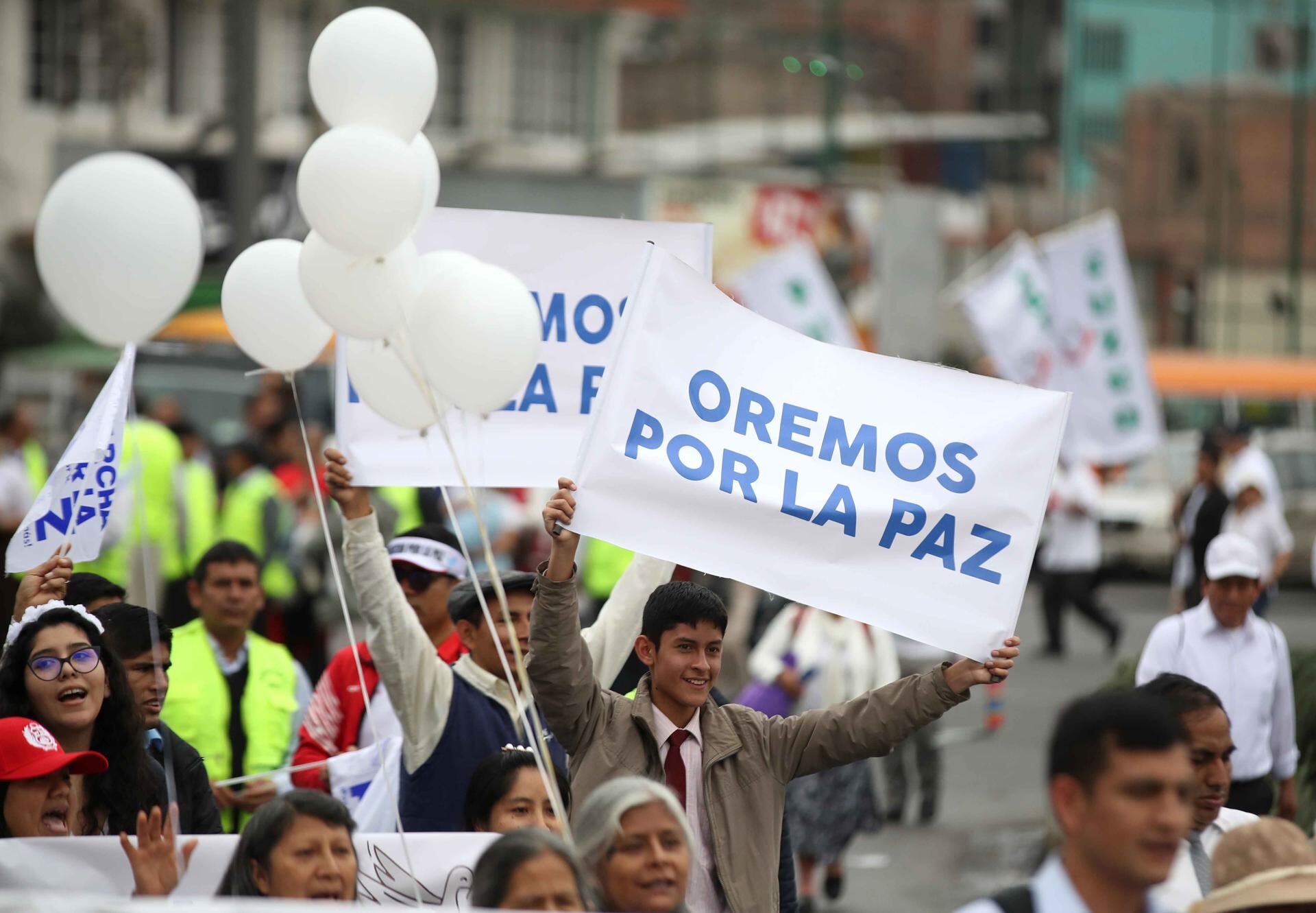 Cientos de personas marchan para pedir por la paz en el país hoy, en Lima (Perú). EFE/Paolo Aguilar