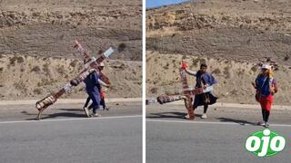 Hombres peregrinan cargando una cruz desde Arequipa hasta Piura