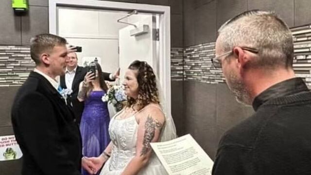 Celebran por todo lo alto su boda dentro del baño de un minimarket | VIDEO