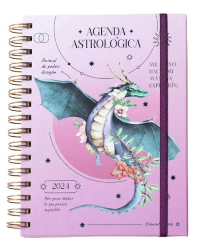 Esta es la segunda agenda que lanza Natalia, gracias al éxito que tuvo la del año pasado. Es de tapa dura, anillada, y con los infaltables planers. Además, cada mes cuenta con un diseño diferente, receta de comidas, frases propias que usa Natalia para autoempoderarse, y para empoderar a quienes usen la agenda.
¿Dónde la encuentras?: kokorobooks.tiendada.com