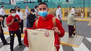 Universitario: Rodrigo Vilca posó con la camiseta de la ‘U’ en su llegada a Perú
