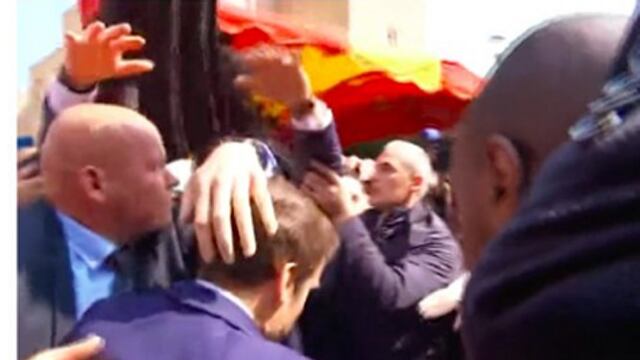 Presidente de Francia fue recibido con tomates en visita a un mercado | VIDEO 