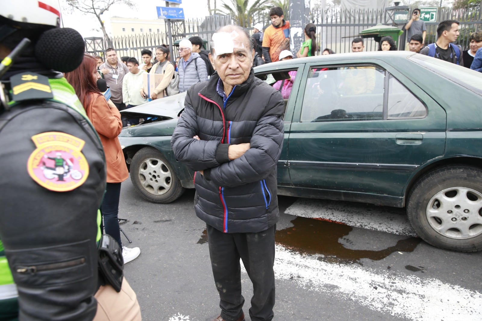 El auto conducido por el huanuqueño y viudo, Alarino Gabriel Palma Valladares, de 70 años, atropelló a cinco personas cuando iban a cruzar la pista para luego impactar con otros dos carros, frente al centro comercial El Hueco. Foto: GEC.