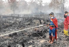 Superman adolescente se suma a bomberos y ayuda a apagar incendios