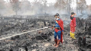 Superman adolescente se suma a bomberos y ayuda a apagar incendios