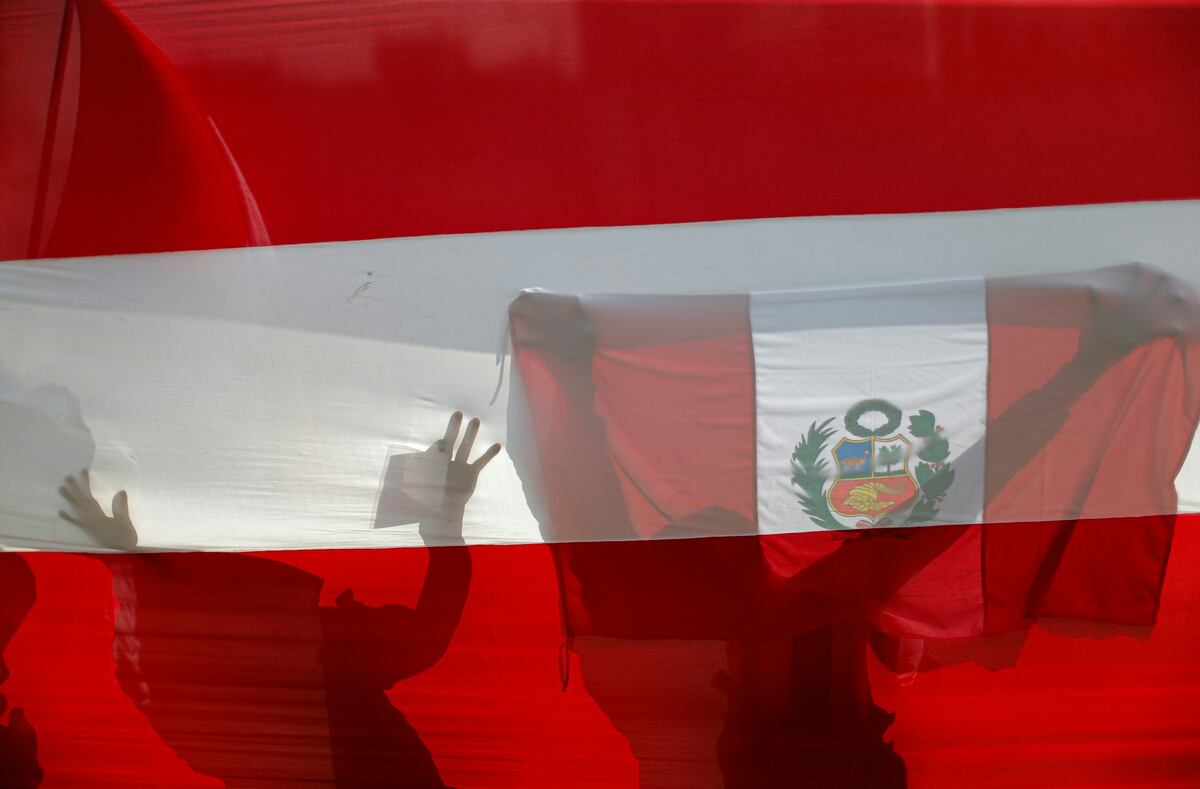 Bandera peruana (Foto por Luka GONZALES / AFP)