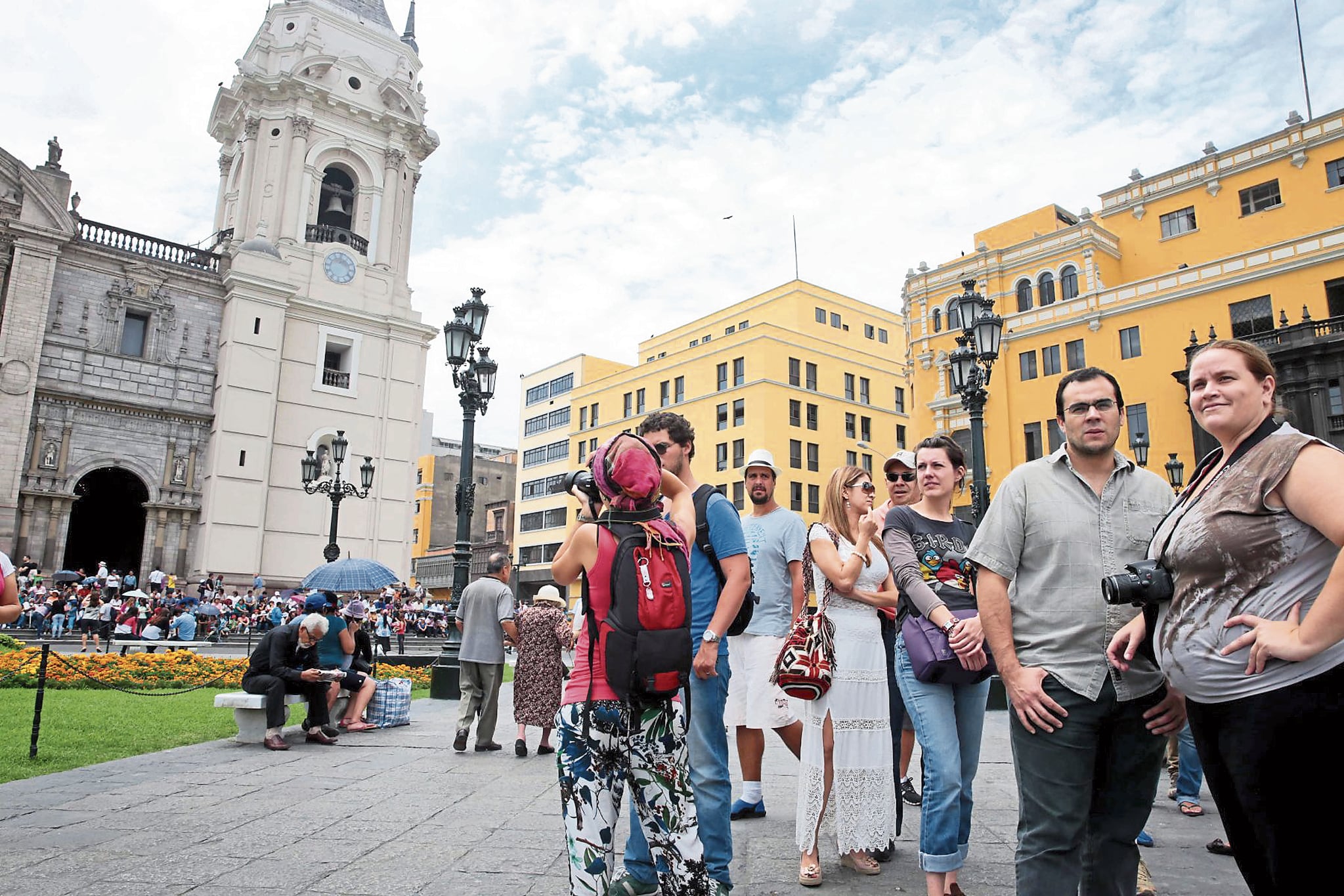 El feriado y el calorcito de invierno invitaron a la gente a recorrer el Centro Histórico de Lima.
