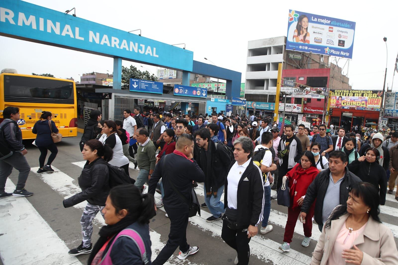 Un grupo de manifestantes intentaron bloquear la vía del Metropolitano. Foto: Jorge Cerdan/GEC
