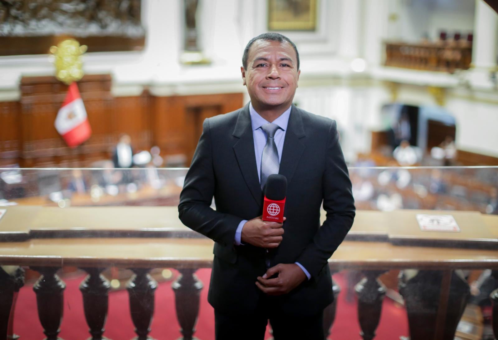 Empezó como asistente y camarógrafo, época en la que vestía sport, ahora frente a las cámaras usa terno y corbata.