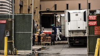 Nueva York: Encuentran decenas de cadáveres en descomposición en camiones de mudanza