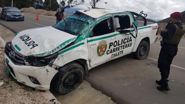 Policías mueren en su patrullero: vehículo se despistó, volcó y chocó contra cerro en Cajamarca