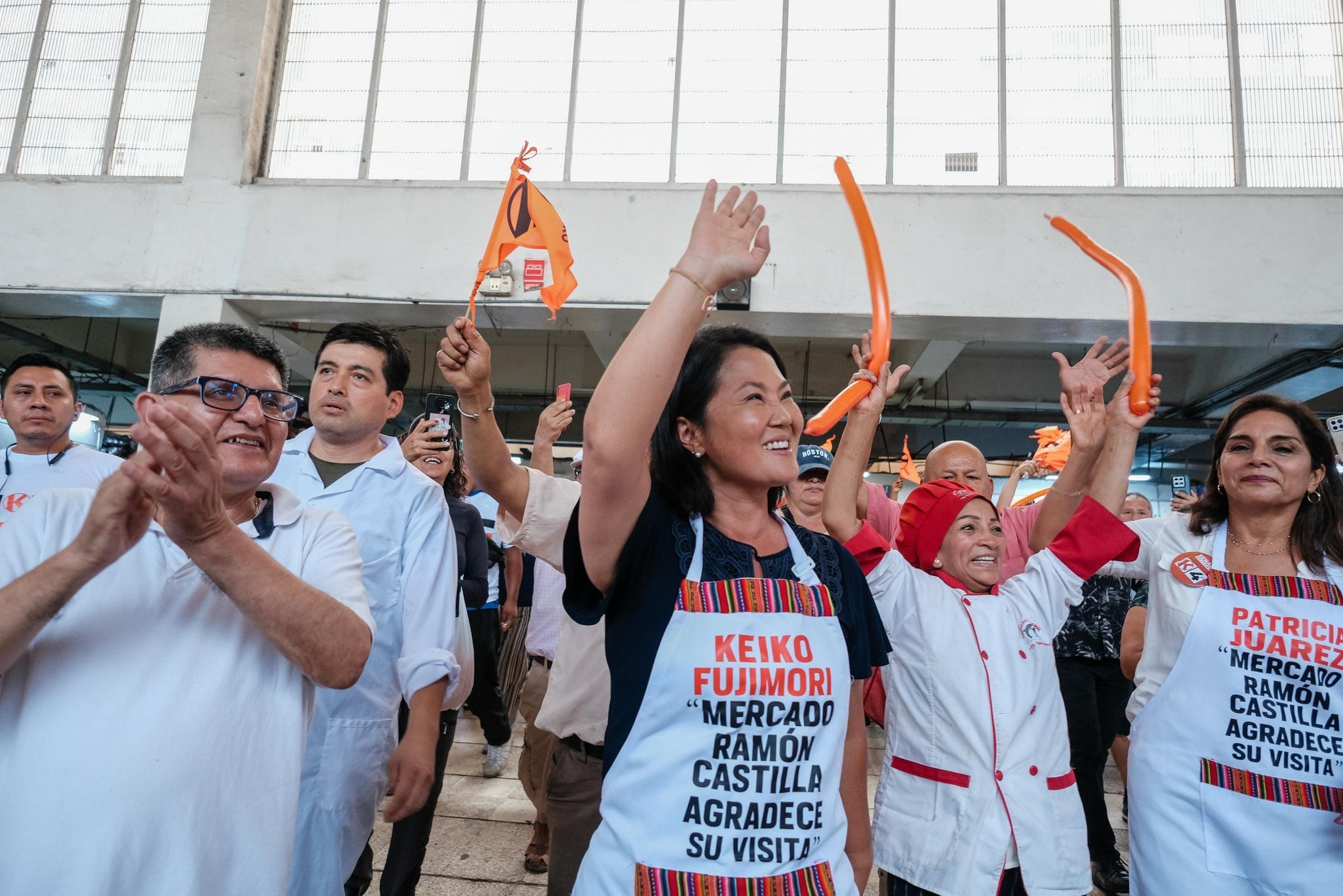 Keiko Fujimori en campaña hace lo que sea por obtener votos.