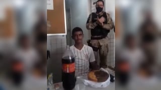 Policías celebran cumpleaños a joven que cumplió 18 estando detenido