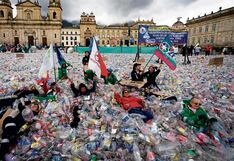 Con miles de botellas de plástico cubren la Plaza de Bolívar, frente al Congreso