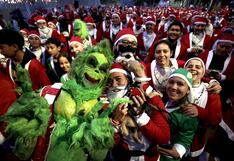 Cientos de Papá Noel y Grinch corren en tradicional maratón por Navidad