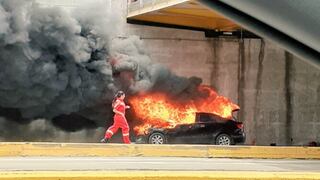 Reportan incendio de vehículo en la Vía Expresa en Surquillo | VIDEO