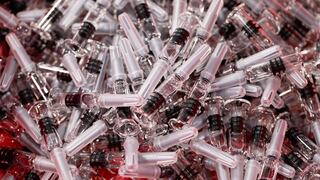 Empresa india inició producción masiva de la vacuna de la Universidad de Oxford contra el COVID-19