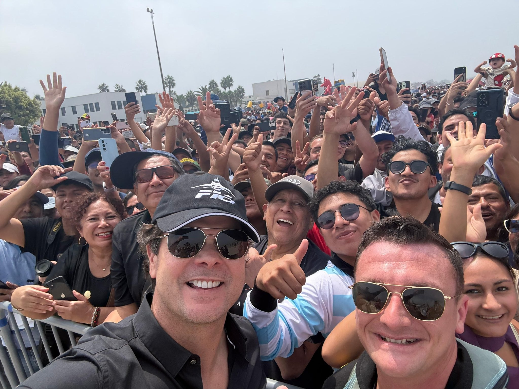 Embajador Bernie Navarro se toma selfi con asistentes a la Base FAP que lo aclamaron.