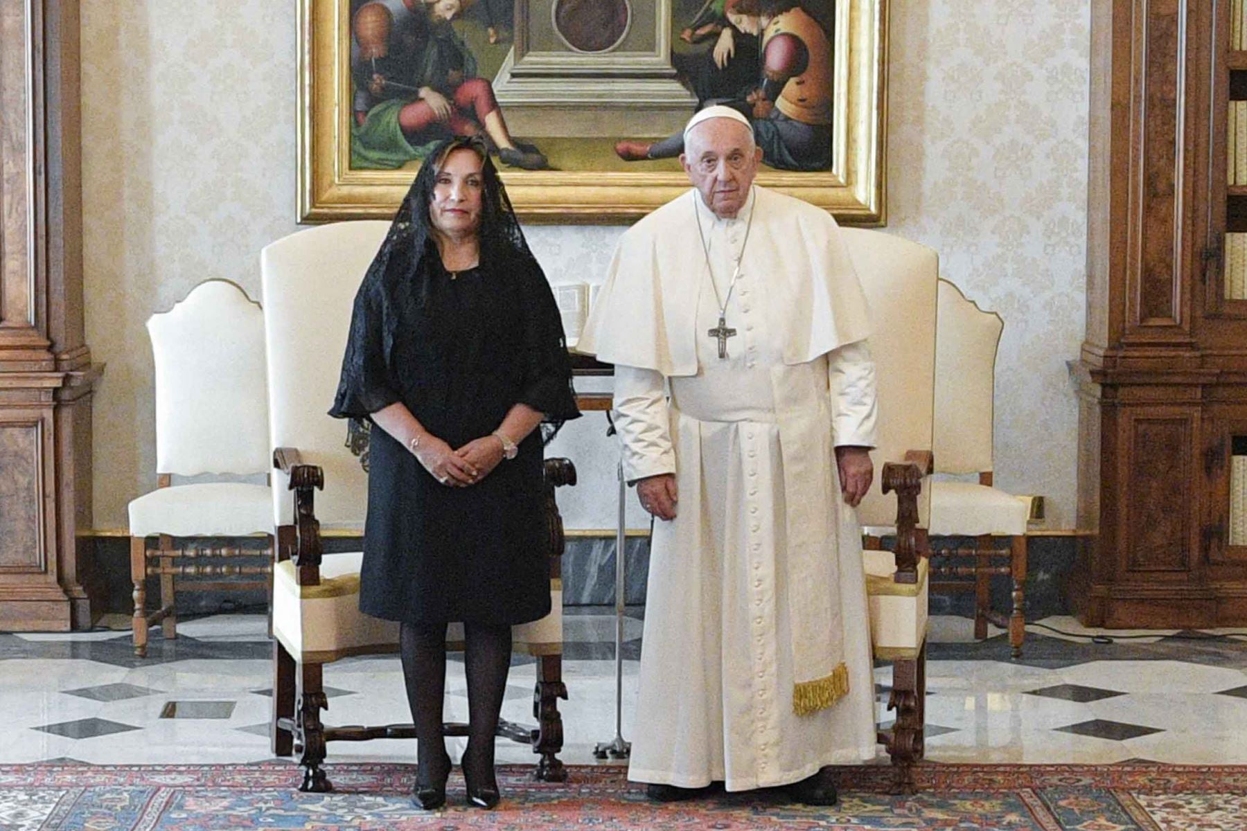 Las mujeres que asisten a audiencias papales deben usar mangas largas, ropa formal negra y un velo o mantilla negra sobre sus cabezas, según el protocolo del Vaticano. . (Foto: EFE)