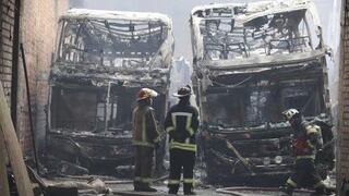 Ate: Un adulto mayor herida y pérdidas de más de 400 mil dólares dejó incendio en taller