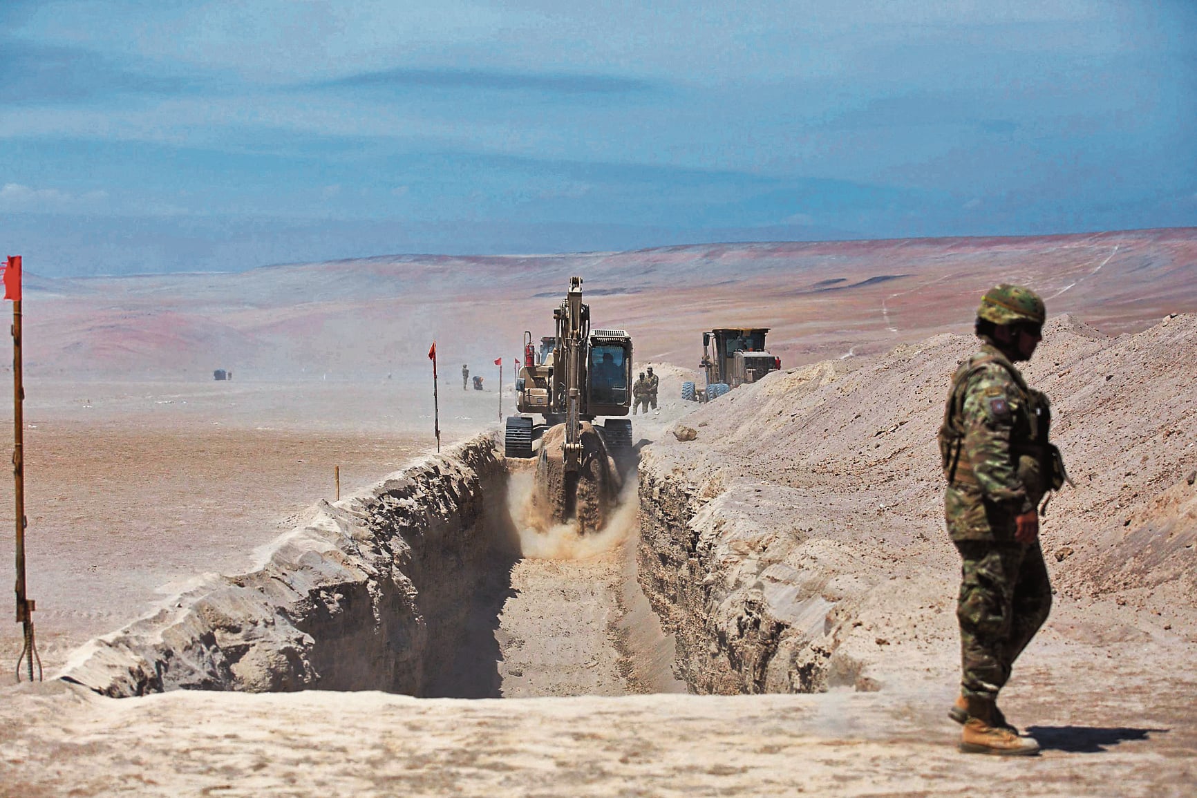 Chile continúa con su "escudo fronterizo" para no dejar entrar migrantes, mientras busca que Perú deje entrar a territorio peruano a sus expulsados. (Photo by Patricio BANDA / AFP)