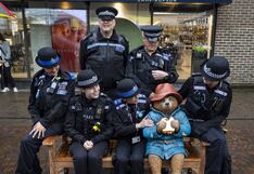 Todos quieren, incluso policías, tomarse fotos con el oso peruano Paddington