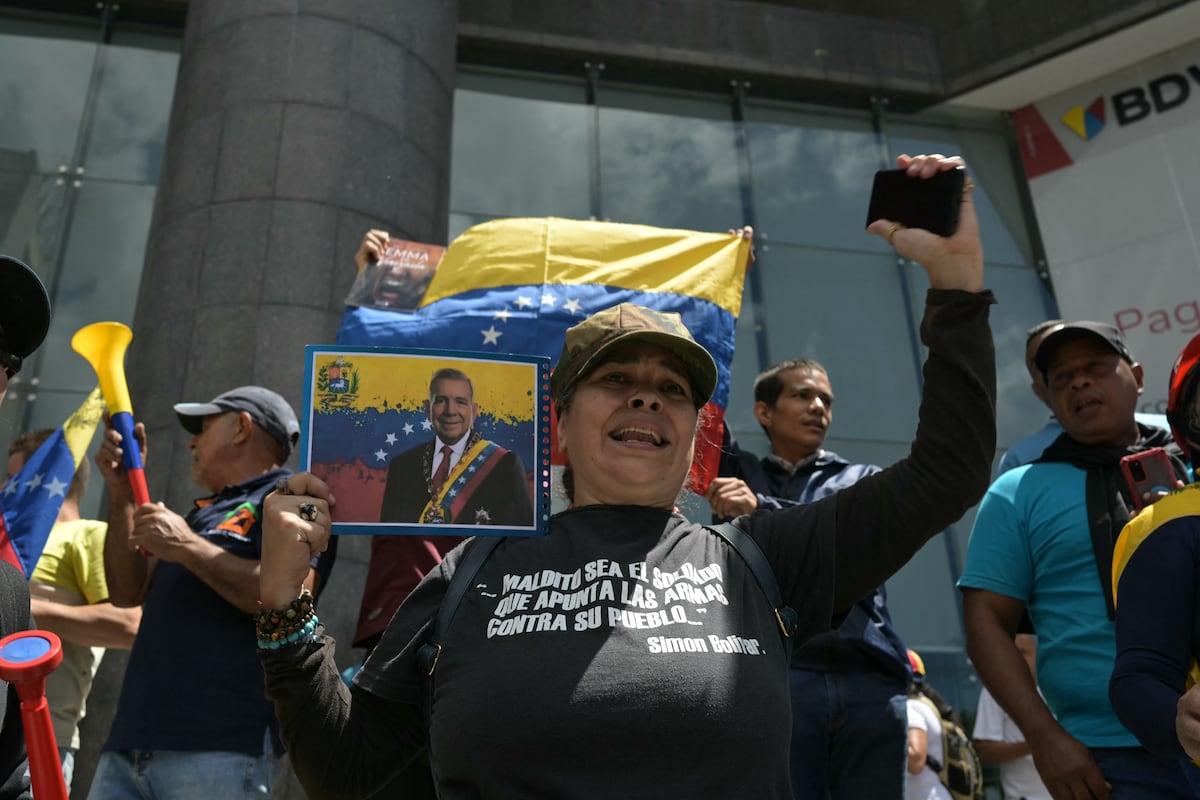 Una mujer sostiene una imagen del candidato presidencial de la oposición Edmundo González Urrutia con una banda presidencial durante una protesta contra la reelección de Nicolás Maduro en Venezuela. (Foto de YURI CORTEZ / AFP).