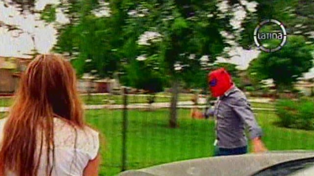 Edwin Sierra se escapa enmascarado del Hombre Araña tras revelación de Milena Zárate [VIDEO] 