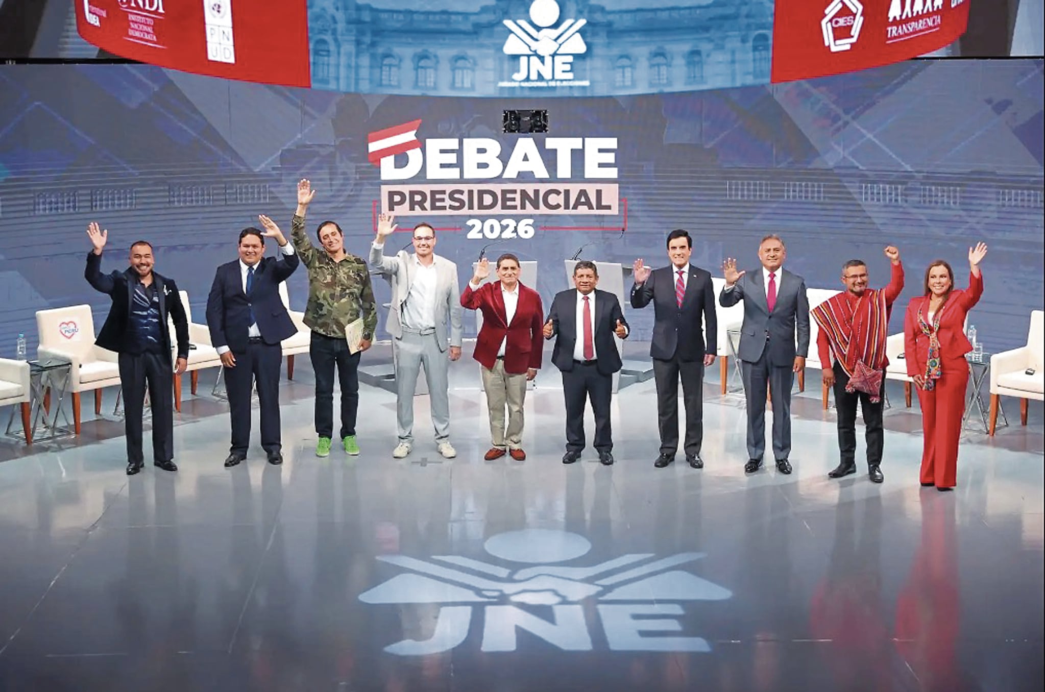 Anoche arrancó el segundo ciclo de debates del Jurado Nacional de Elecciones. En la foto no aparece Fernando "Popy" Olivera, quien antes de ingresar al debate fue agredido por una turba del APRA que golpeó su auto y lo escupió.