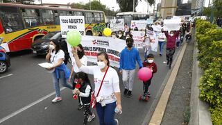 Padres de familia y sus hijos marchan hacia la Plaza San Martín para exigir un plan concreto de retorno a clases | FOTOS