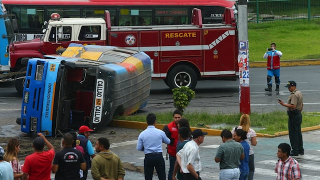Al menos 8 heridos deja accidente de coaster en la Av. Habich en San Martín de Porres | VIDEO