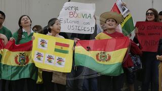Bolivianos en Perú celebran frente a embajada la renuncia de Evo Morales | VIDEO 