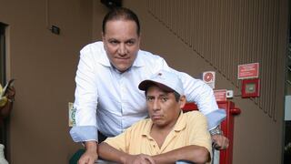 'Brad Pizza' regala casa a atropellado por Carlos Cacho 