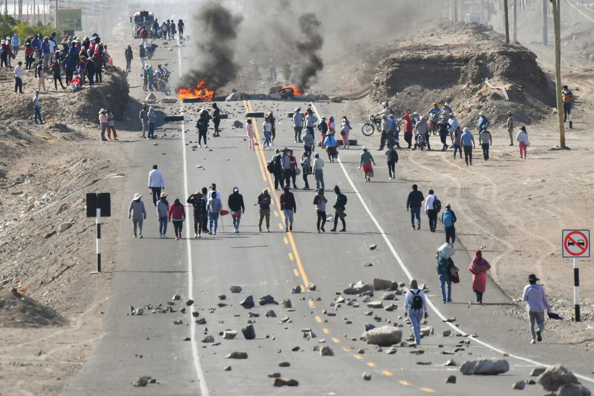 Los manifestantes realizan un bloqueo en la carretera Panamericana en La Joya para exigir la renuncia de la presidenta peruana Dina Boluarte en Arequipa, Perú el 12 de enero de 2023. (Foto de Diego Ramos / AFP)