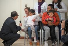 INSN: Pequeños escuchan por primera vez y lloran al escuchar las voces de sus padres