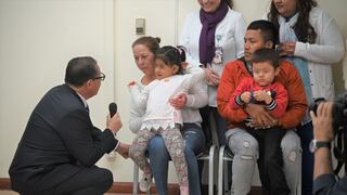 INSN: Pequeños escuchan por primera vez y lloran al escuchar las voces de sus padres