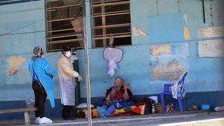 Piura: Pacientes con síntomas de COVID-19 que llegan al hospital de Sullana son atendidos en el suelo | FOTOS